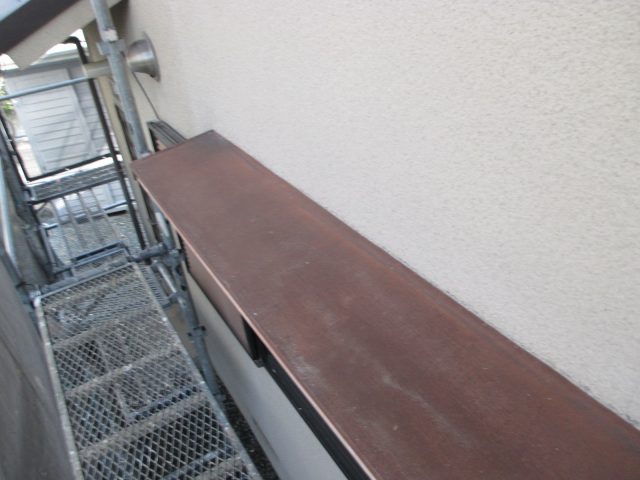 播磨町の錆と変色が見られる金属庇